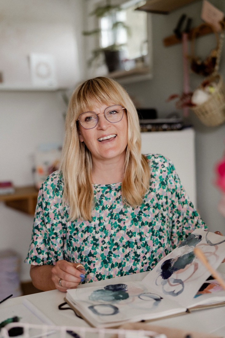 Ingrid Hesselbach in ihrem Atelier mit Skizzenbuch