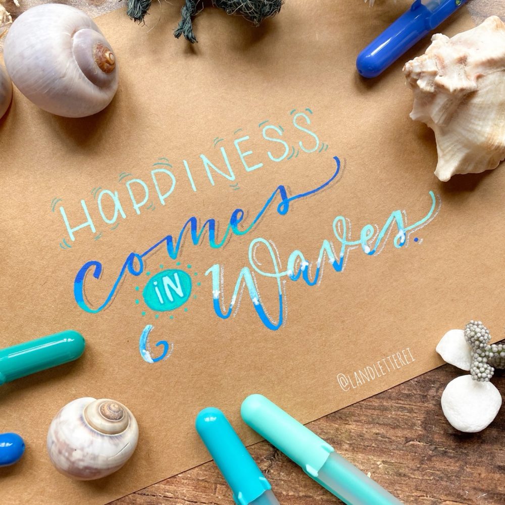 Handlettering „Happiness comes in waves“